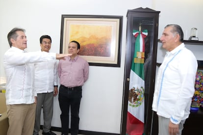 Hernán Bermúdez Requena asume la Secretaría de Seguridad y Protección Ciudadana, en 2019 frente a Adán Augusto López Hernández (a la derecha).